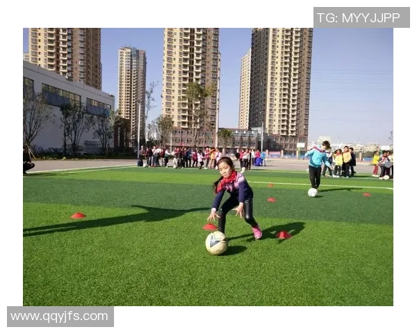 玻璃足球的魅力与挑战探讨如何在脆弱中追求完美与激情 玻璃足球的魅力与挑战探讨如何在脆弱中追求完美与激情