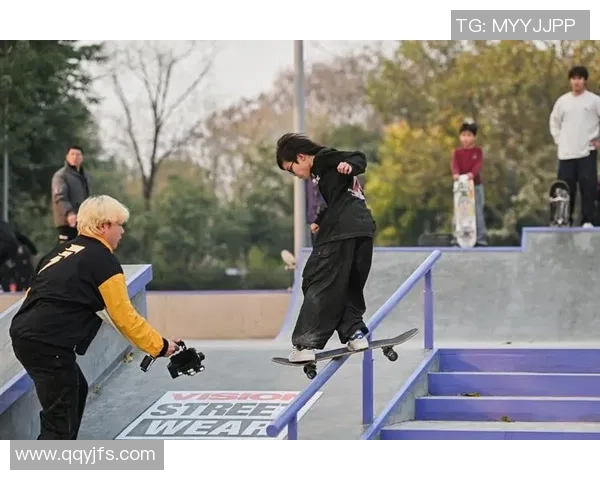 重庆飞盘队在滑板精英赛中的奋勇拼搏与突破之路揭秘 重庆飞盘队在滑板精英赛中的奋勇拼搏与突破之路揭秘